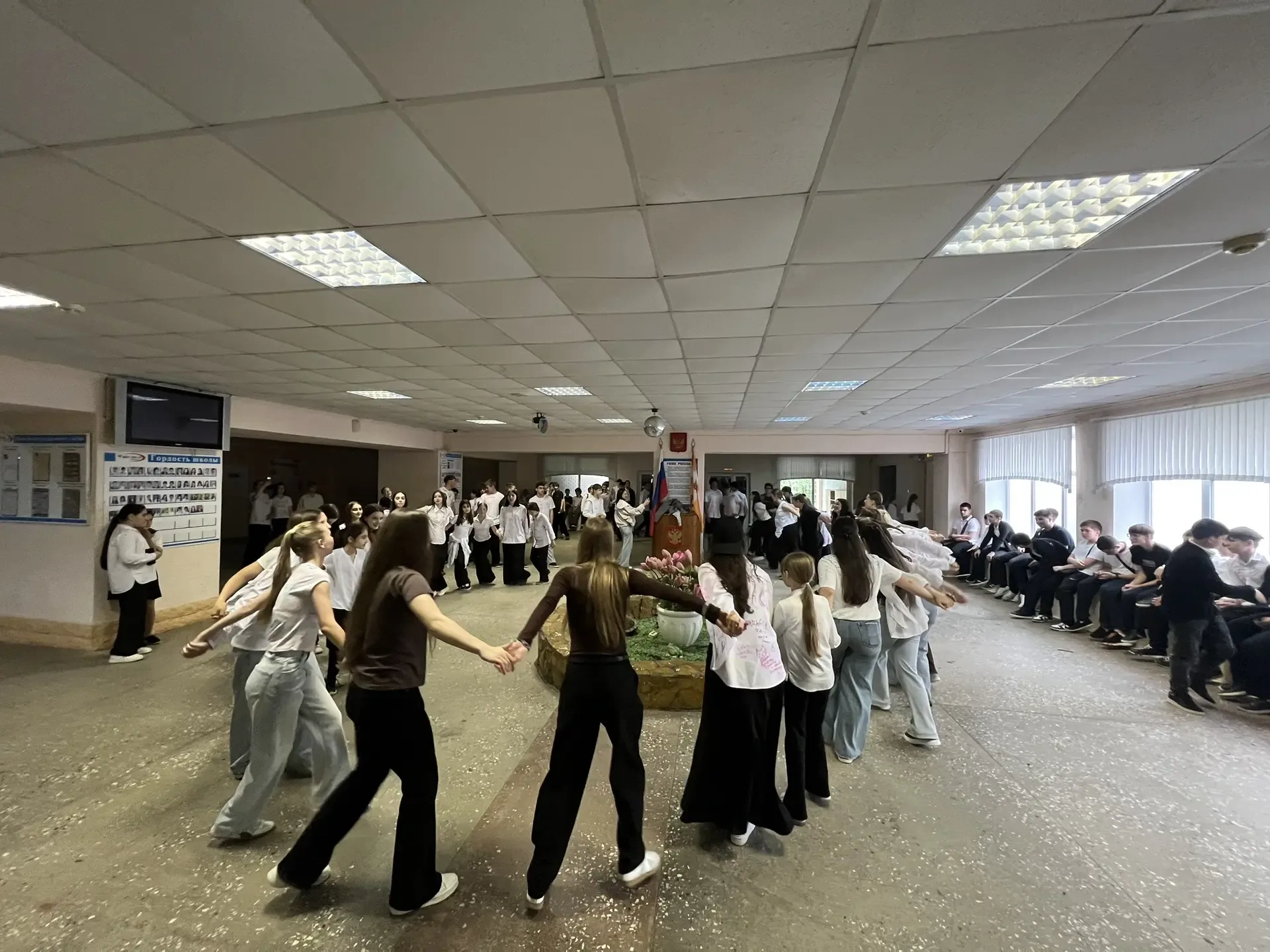 🎓✨ Последний звонок — день, который хочется запомнить ✨🎓  Сегодня в школе повесили баннер, посвящённ
