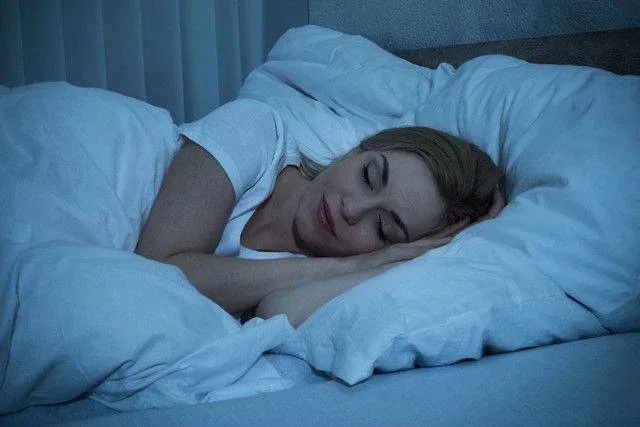 Почему полезно спать в полной темноте? 🌙   За качество сна во многом отвечает мелатонин — гормон, ко