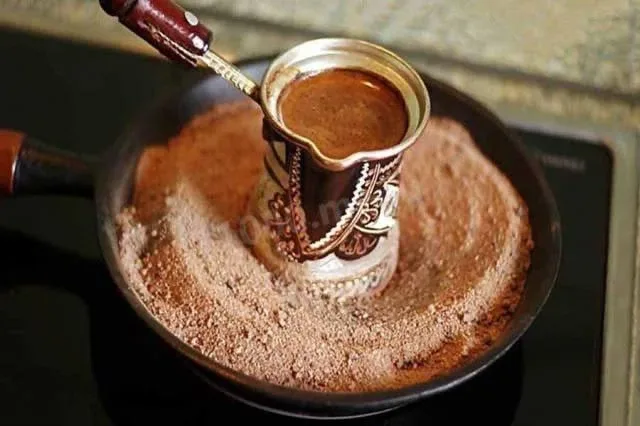 Арабский напиток от простуды ☕  Есть необычный рецепт кофе с чесноком, который используют как согрев