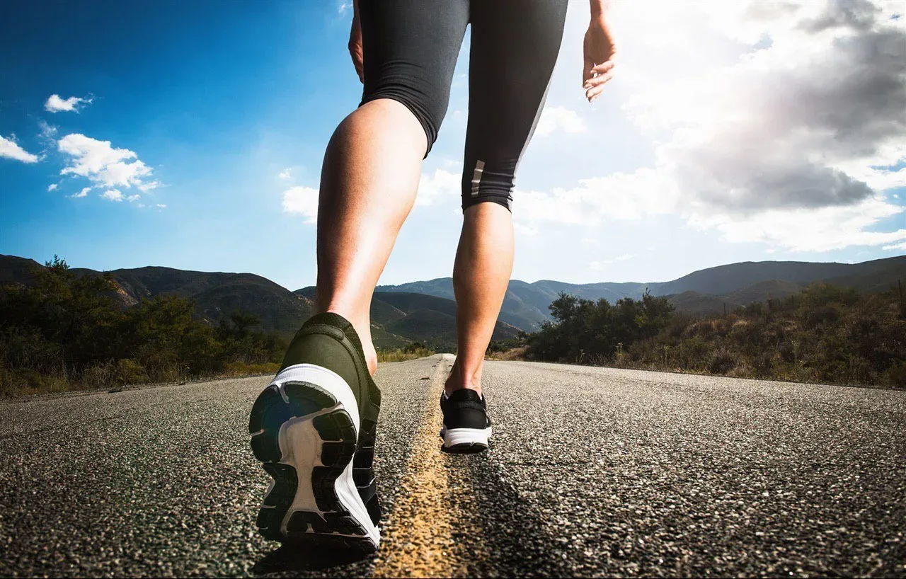 ❗️ Почему ходьба полезнее, чем бег?  А вы знаете, что быстрая ходьба в два раза полезнее, чем бег? Т