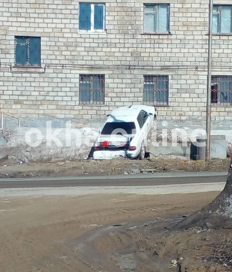 Очевидцы делятся кадрами с лаконичным комментарием — «полетел»  На фото — белый седан Toyota Crown, 