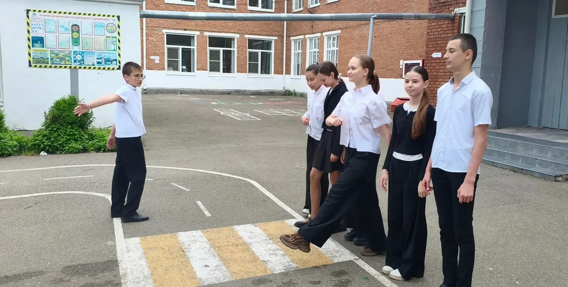 БЕЗОПАСНОСТЬ   ✏️В целях безопасности и правильного поведения детей на дороге в 6А классе было прове