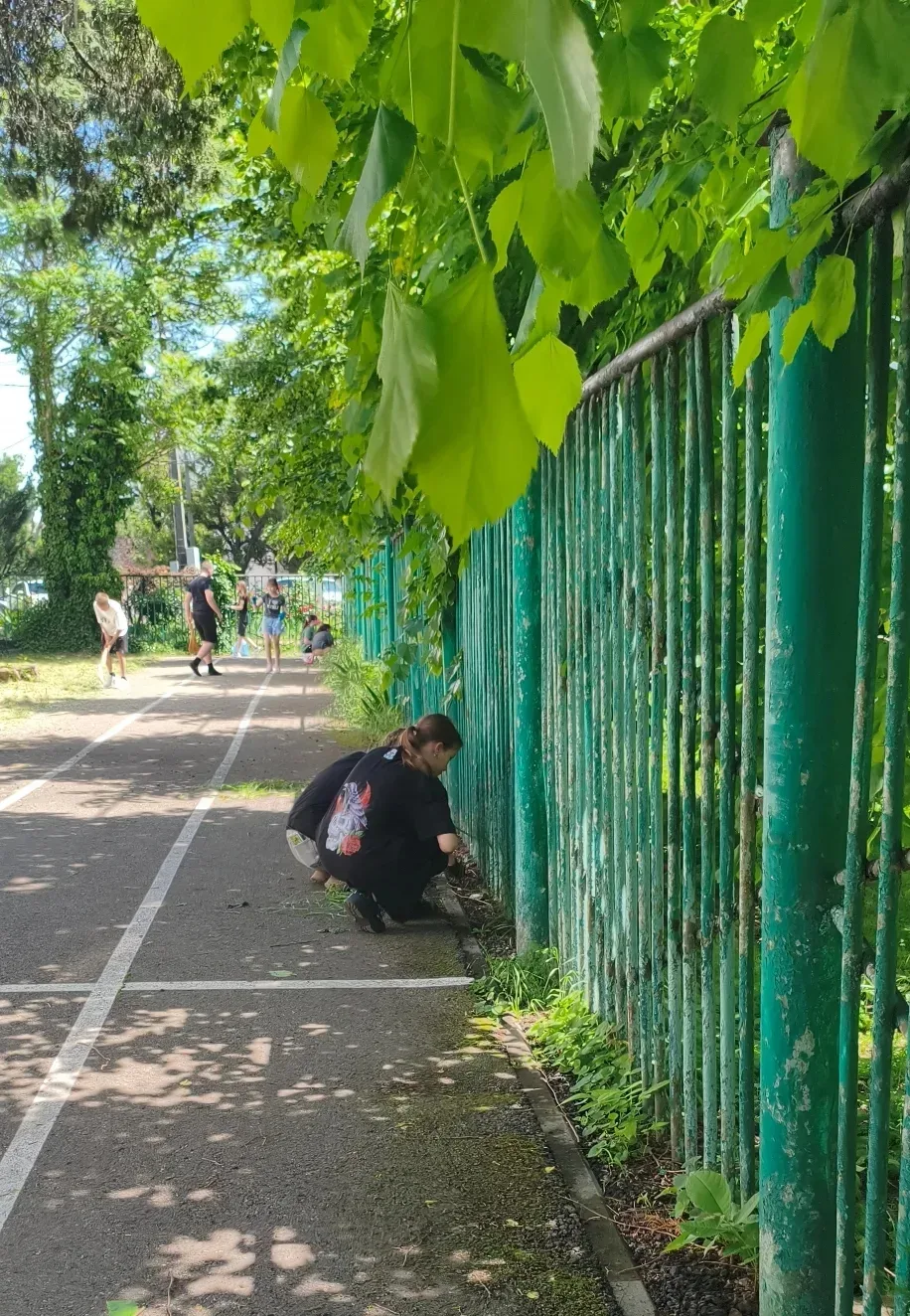 УБОРКА ТЕРРИТОРИИ   ✏️Прощаясь со школой до сентября на долгожданные летние каникулы, ребята 6А клас