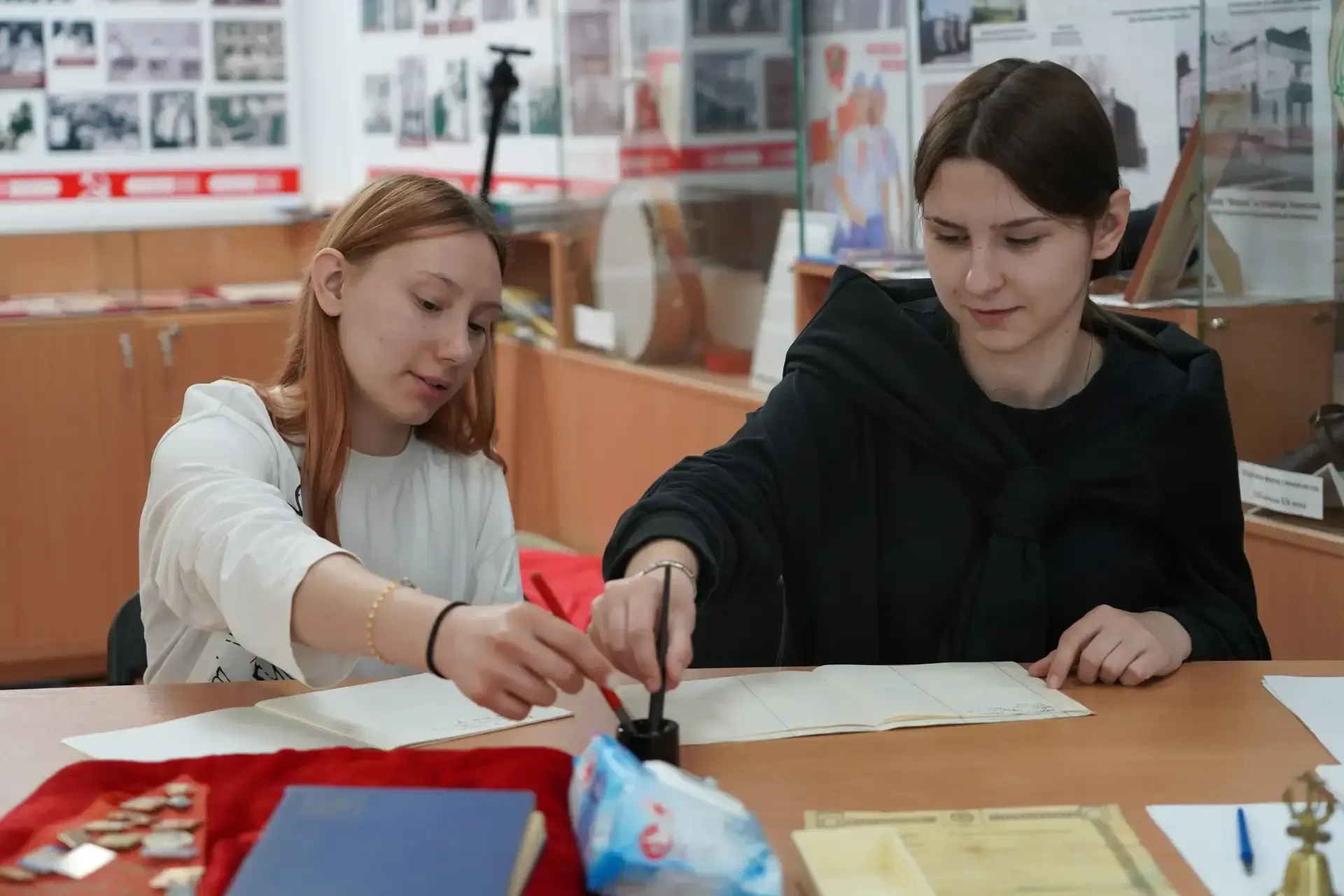 🏛️ ПРАЗДНУЕМ ДЕНЬ МУЗЕЕВ! 🎉  Обучающиеся группы У1Вк педагогического отделения — Яшина Любовь, Гревц