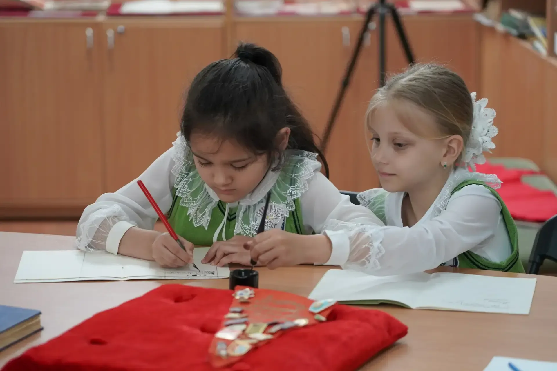 🏛️ ПРАЗДНУЕМ ДЕНЬ МУЗЕЕВ! 🎉  Обучающиеся группы У1Вк педагогического отделения — Яшина Любовь, Гревц