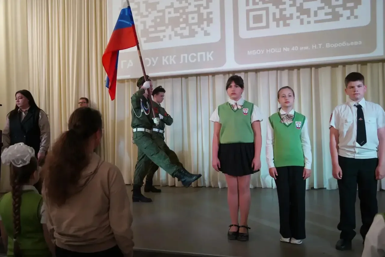 🇷🇺 18 мая начали рабочую неделю с проведения Торжественной линейки, посвященной церемонии вноса Госу