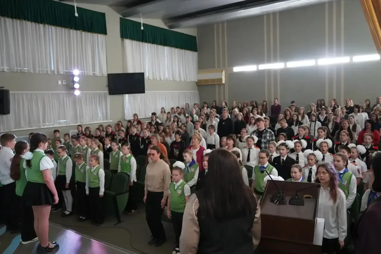 🇷🇺 18 мая начали рабочую неделю с проведения Торжественной линейки, посвященной церемонии вноса Госу
