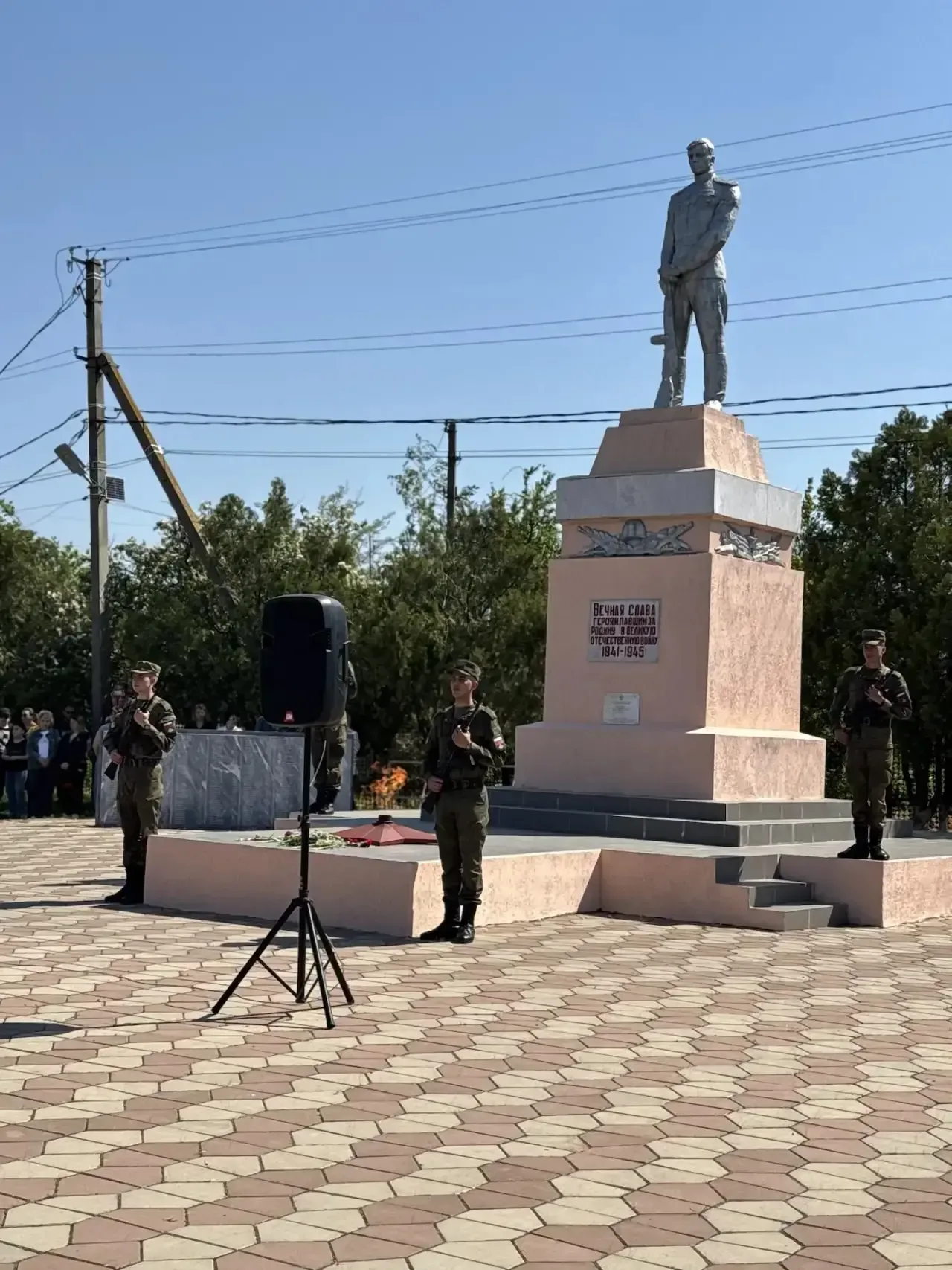 🇷🇺 81 год позади, но память жива!  Сегодня активисты школьного отряда «Юнармия», старшеклассники и п