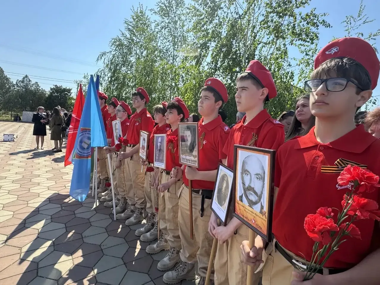 🇷🇺 81 год позади, но память жива!  Сегодня активисты школьного отряда «Юнармия», старшеклассники и п