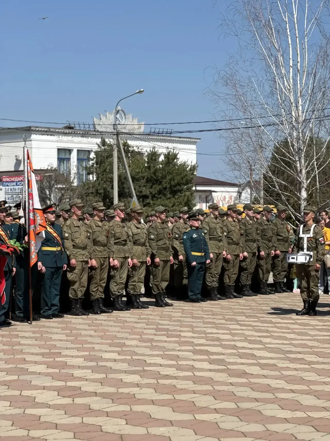🇷🇺 81 год позади, но память жива!  Сегодня активисты школьного отряда «Юнармия», старшеклассники и п