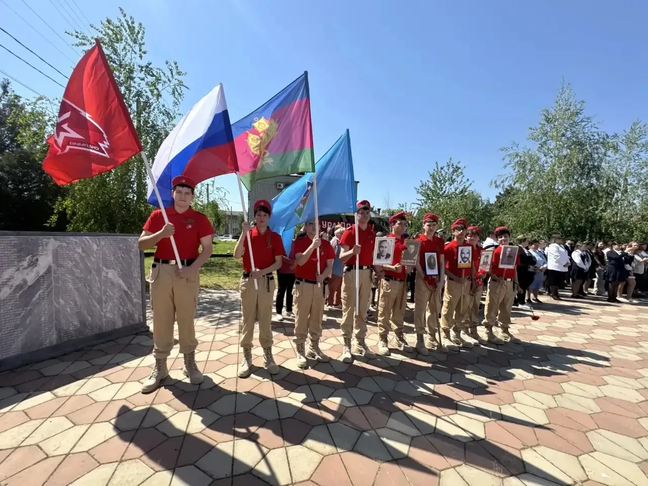 🇷🇺 81 год позади, но память жива!  Сегодня активисты школьного отряда «Юнармия», старшеклассники и п
