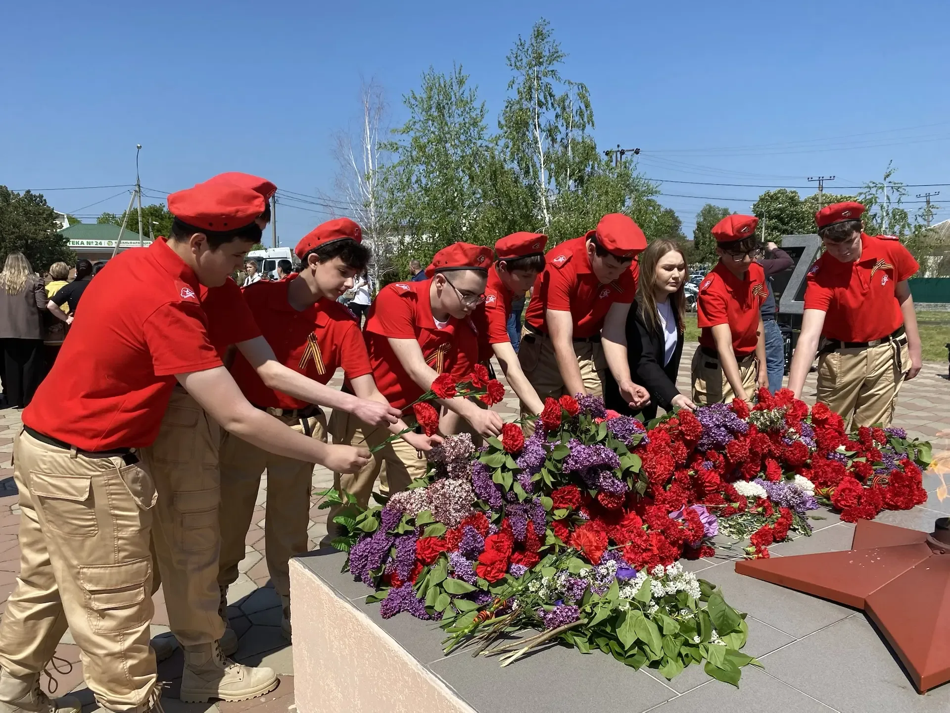 🇷🇺 81 год позади, но память жива!  Сегодня активисты школьного отряда «Юнармия», старшеклассники и п