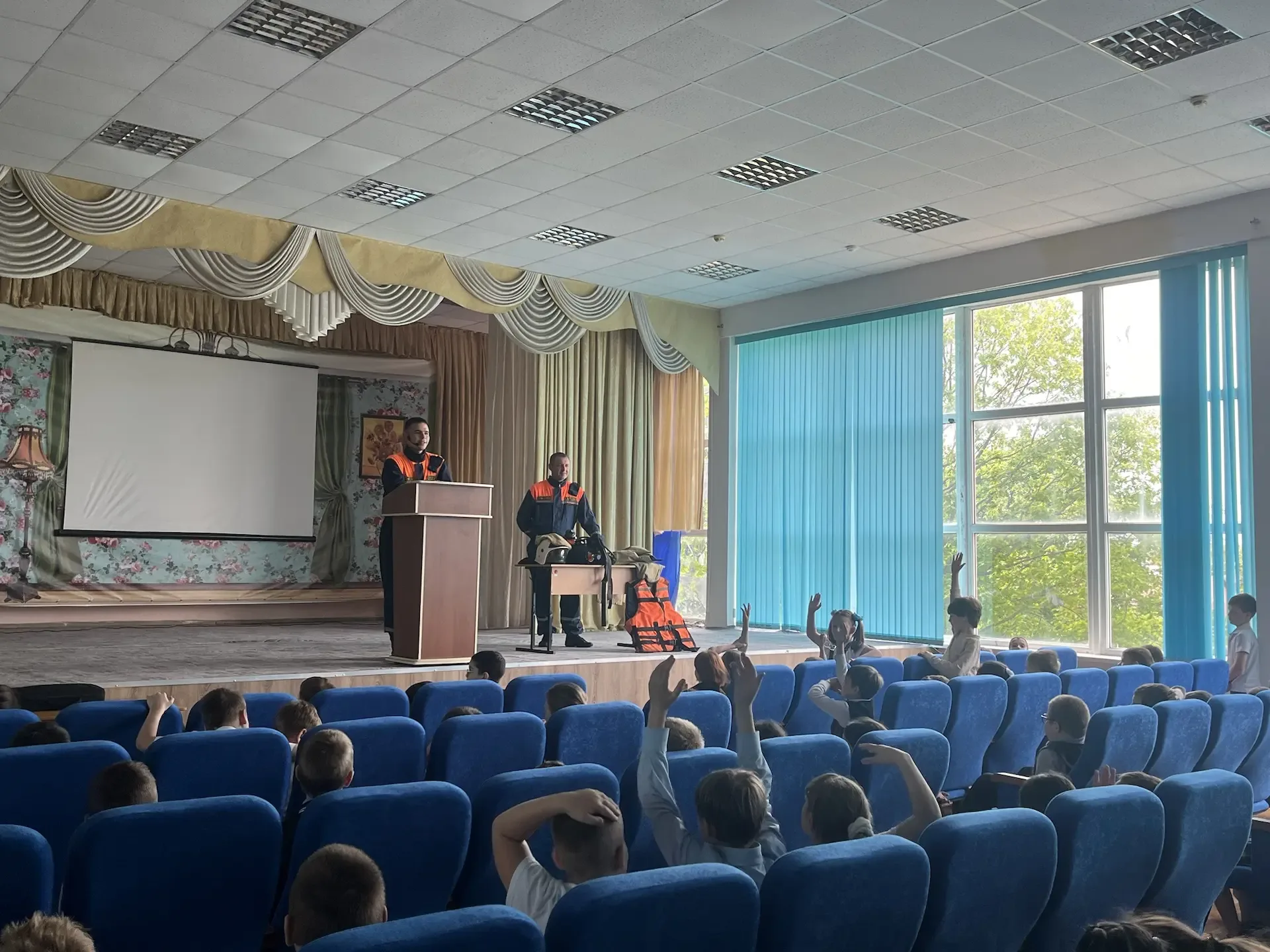 Для гимназистов прошло внеклассное мероприятие по теме « Безопасные каникулы ». Ребятам рассказали о