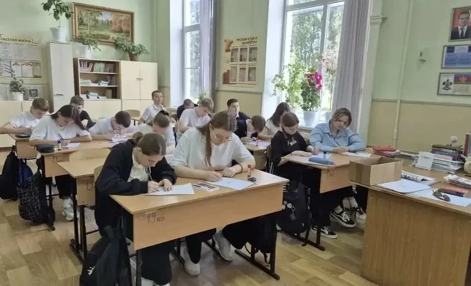 🌎🤲🏻🕊Готовимся к 1 мая!   🌸Сегодня в школе мастерили праздничные открытки. 🎨✂️ Немного магии, капля к