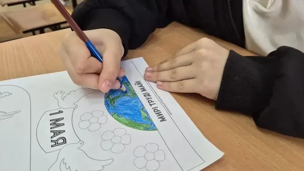 🌎🤲🏻🕊Готовимся к 1 мая!   🌸Сегодня в школе мастерили праздничные открытки. 🎨✂️ Немного магии, капля к