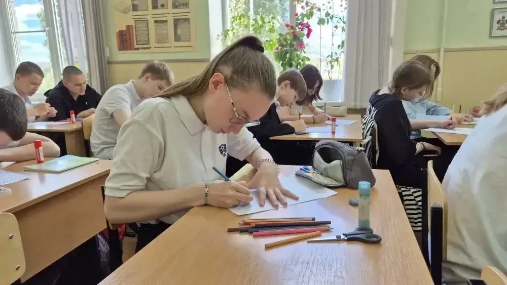 🌎🤲🏻🕊Готовимся к 1 мая!   🌸Сегодня в школе мастерили праздничные открытки. 🎨✂️ Немного магии, капля к