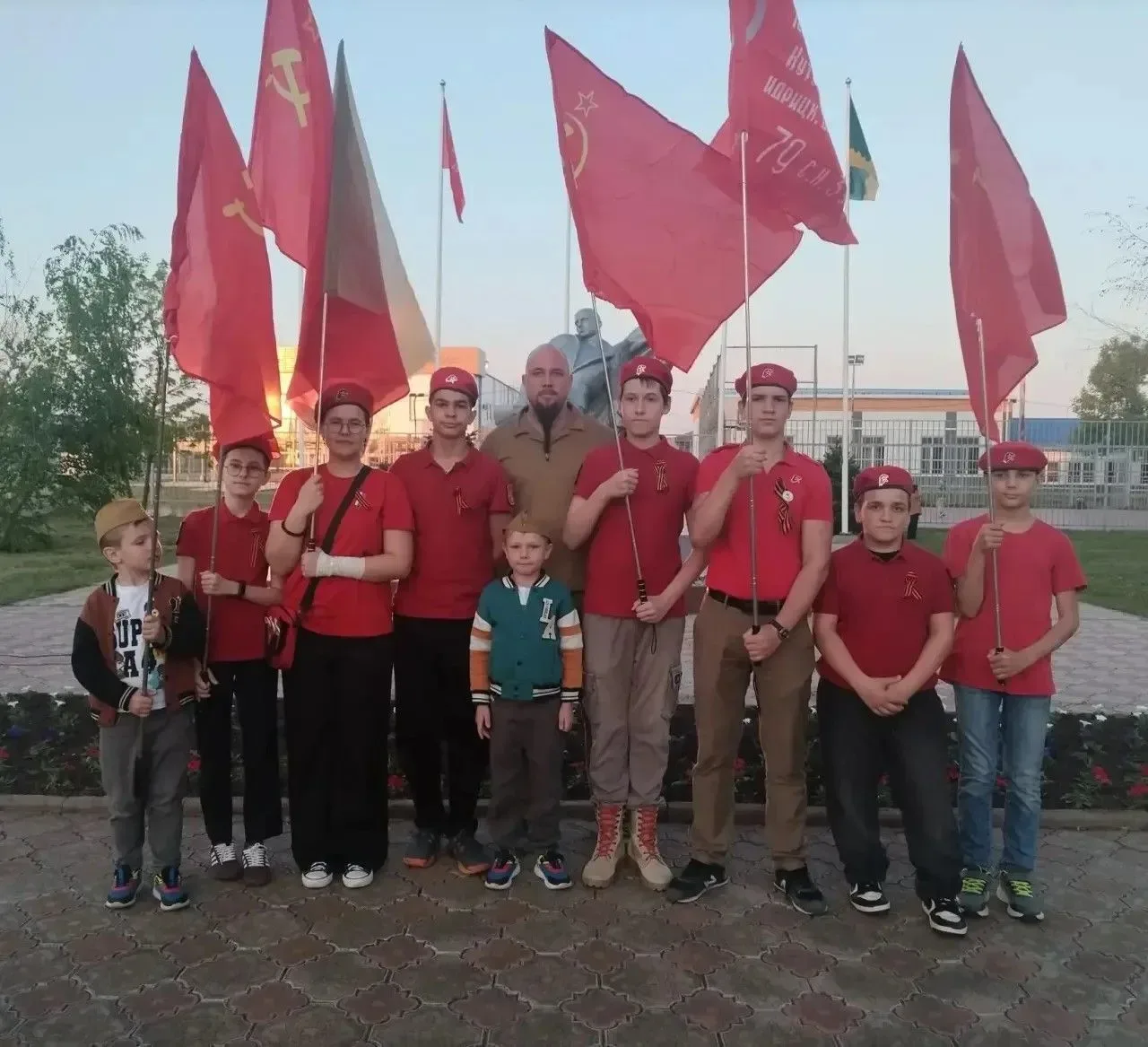 🕯 В канун Дня Победы на Обелиске землякам, погибшим в годы Великой Отечественной войны, прошла тради
