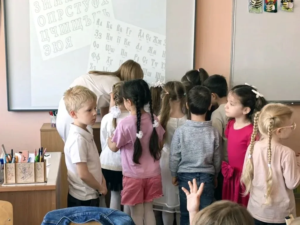 ✨ Акция «Орлята — дошколятам»: путешествие в мир славянской письменности ✨  Сегодня в нашей школе пр