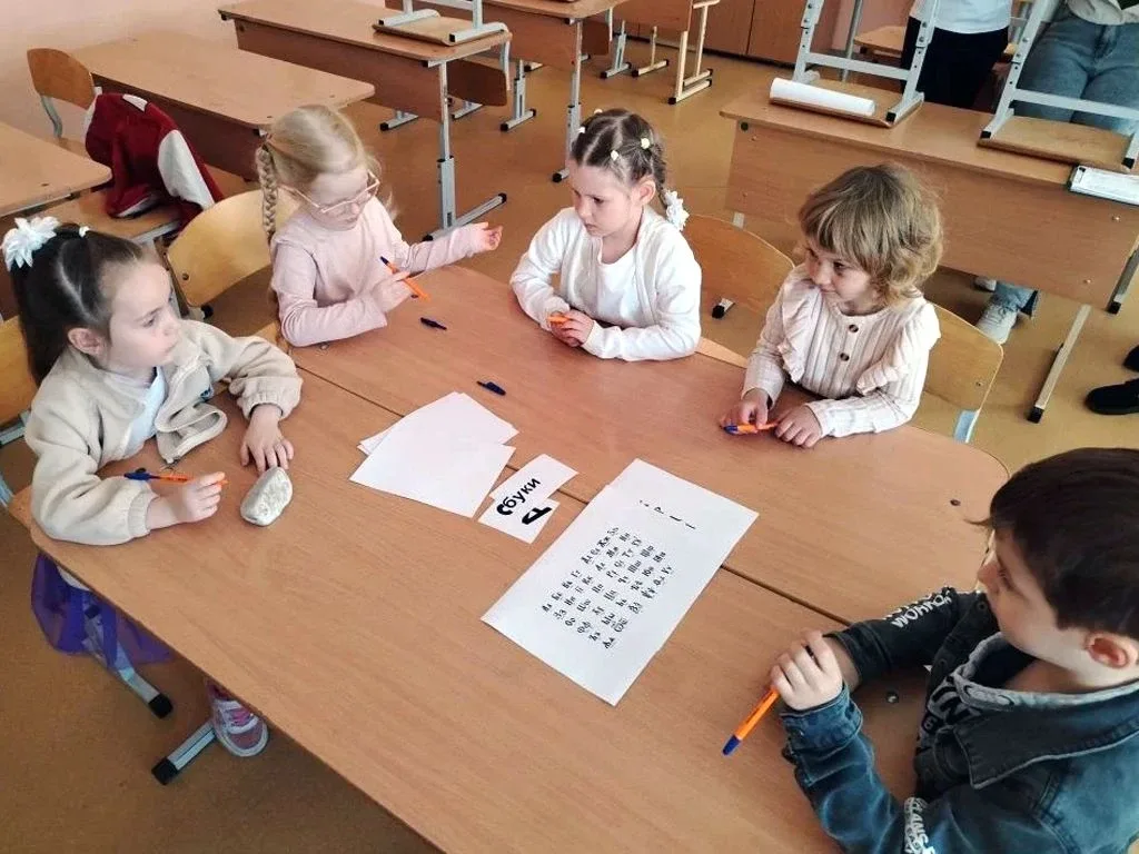 ✨ Акция «Орлята — дошколятам»: путешествие в мир славянской письменности ✨  Сегодня в нашей школе пр