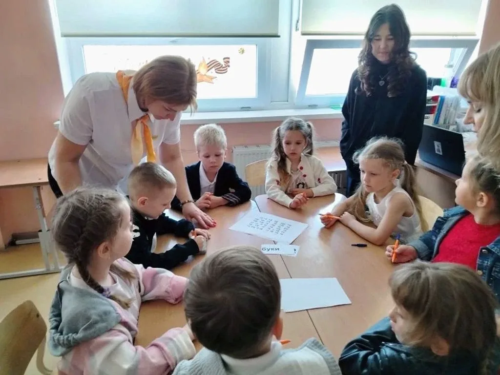 ✨ Акция «Орлята — дошколятам»: путешествие в мир славянской письменности ✨  Сегодня в нашей школе пр