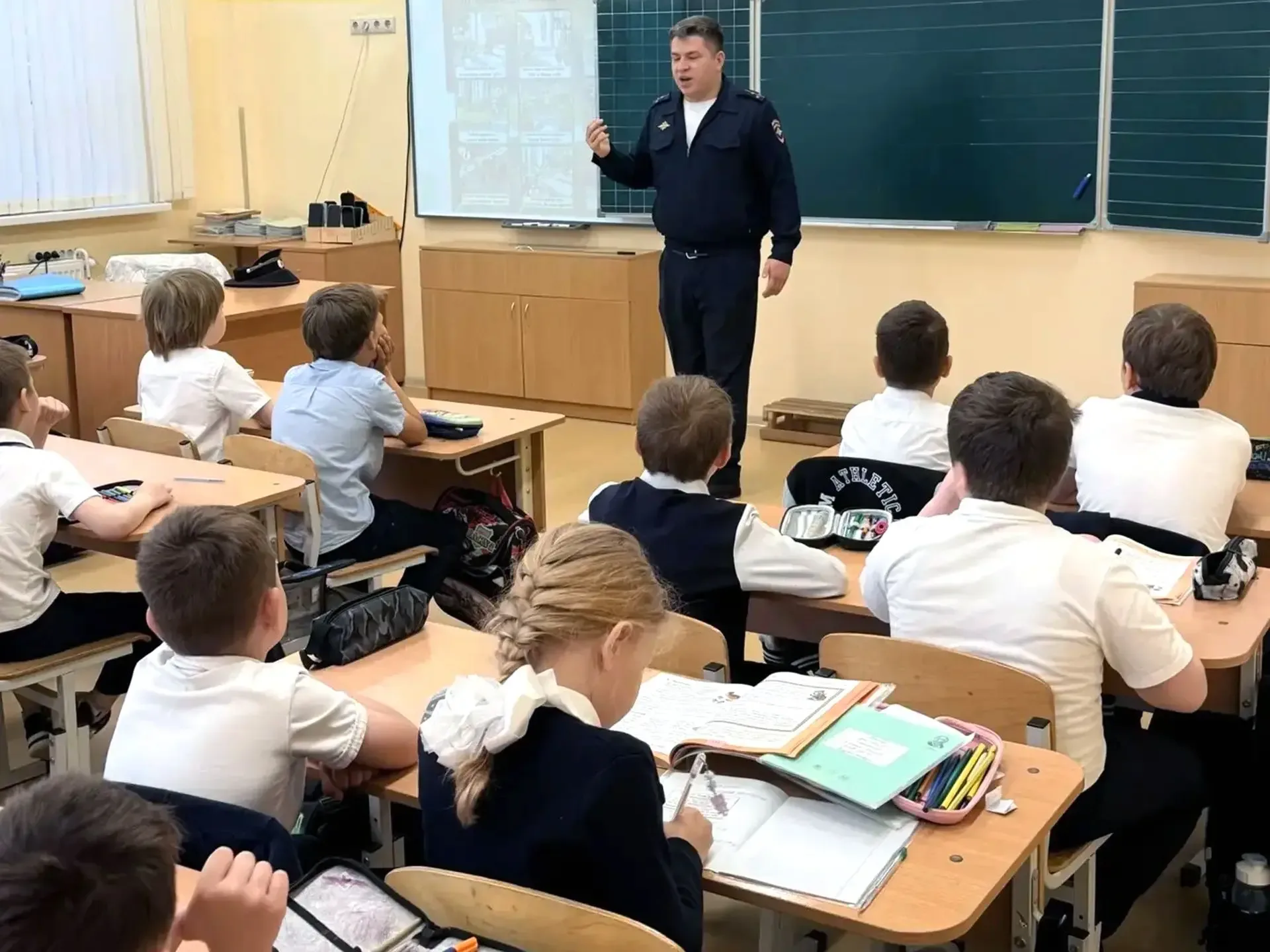 🚦 Безопасность наших детей — превыше всего! 🚦  Сегодня в нашей школе прошла важная встреча. Гостем с