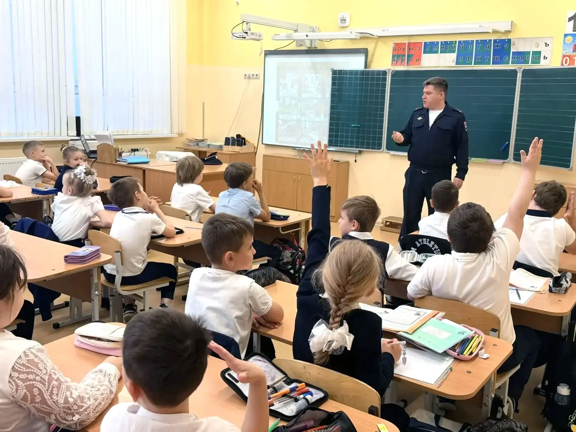 🚦 Безопасность наших детей — превыше всего! 🚦  Сегодня в нашей школе прошла важная встреча. Гостем с