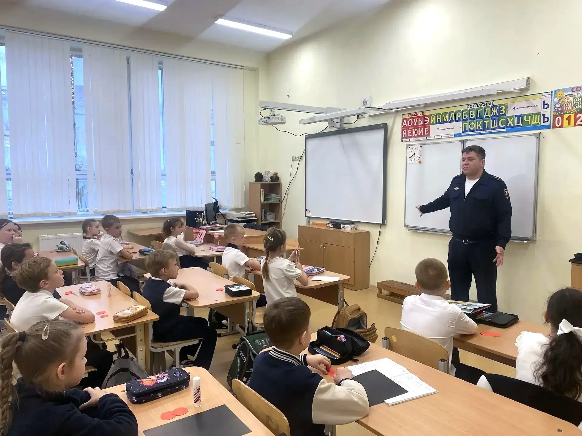 🚦 Безопасность наших детей — превыше всего! 🚦  Сегодня в нашей школе прошла важная встреча. Гостем с