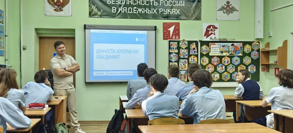 Каждый понедельник в нашей школе начинается с «Разговора о важном». ❤️  Сегодняшняя тема — «Ценности