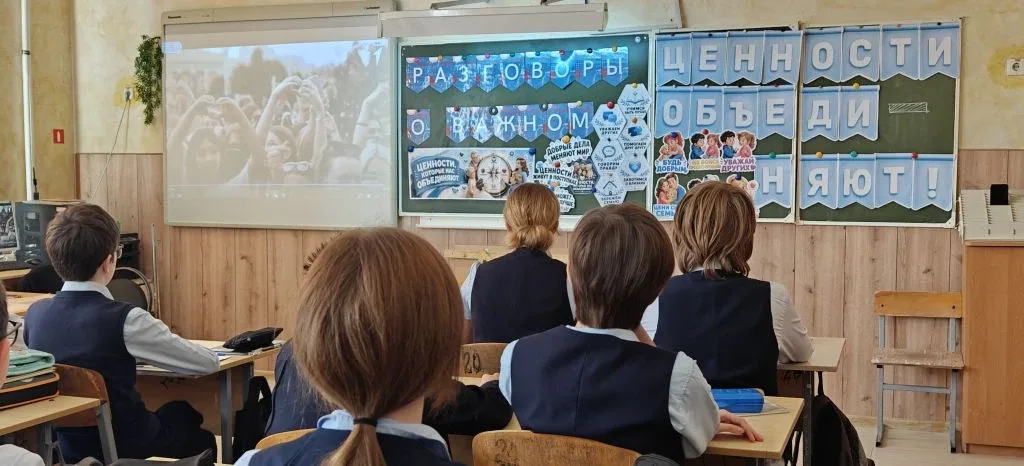 Каждый понедельник в нашей школе начинается с «Разговора о важном». ❤️  Сегодняшняя тема — «Ценности