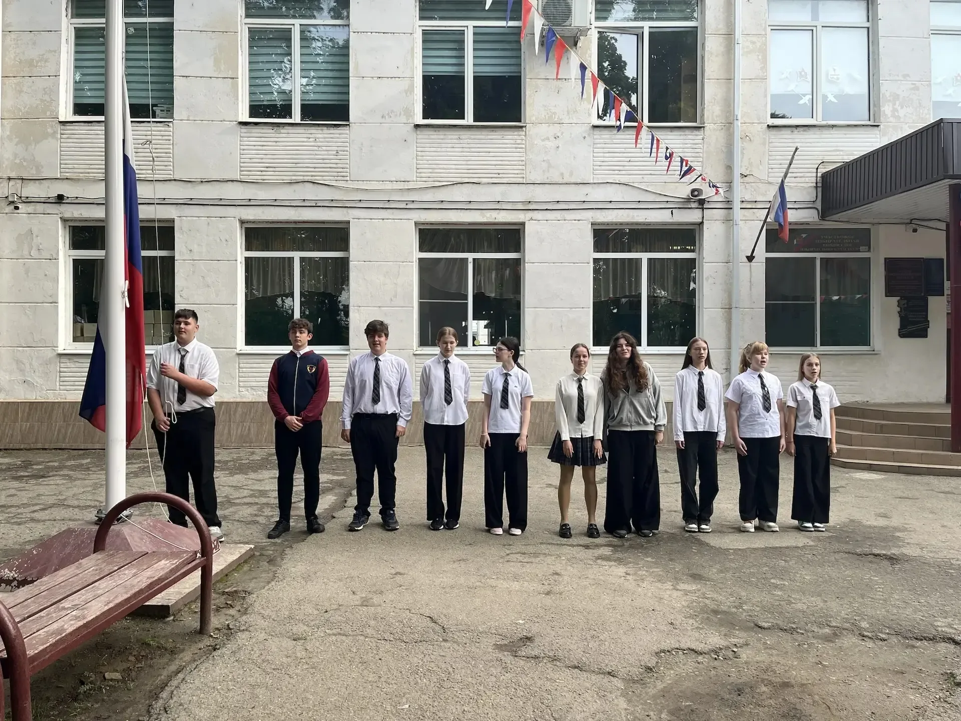 🇷🇺 Флаг вверх: сегодня честь поднять его — у лидеров классов  Утро понедельника в нашей школе начало