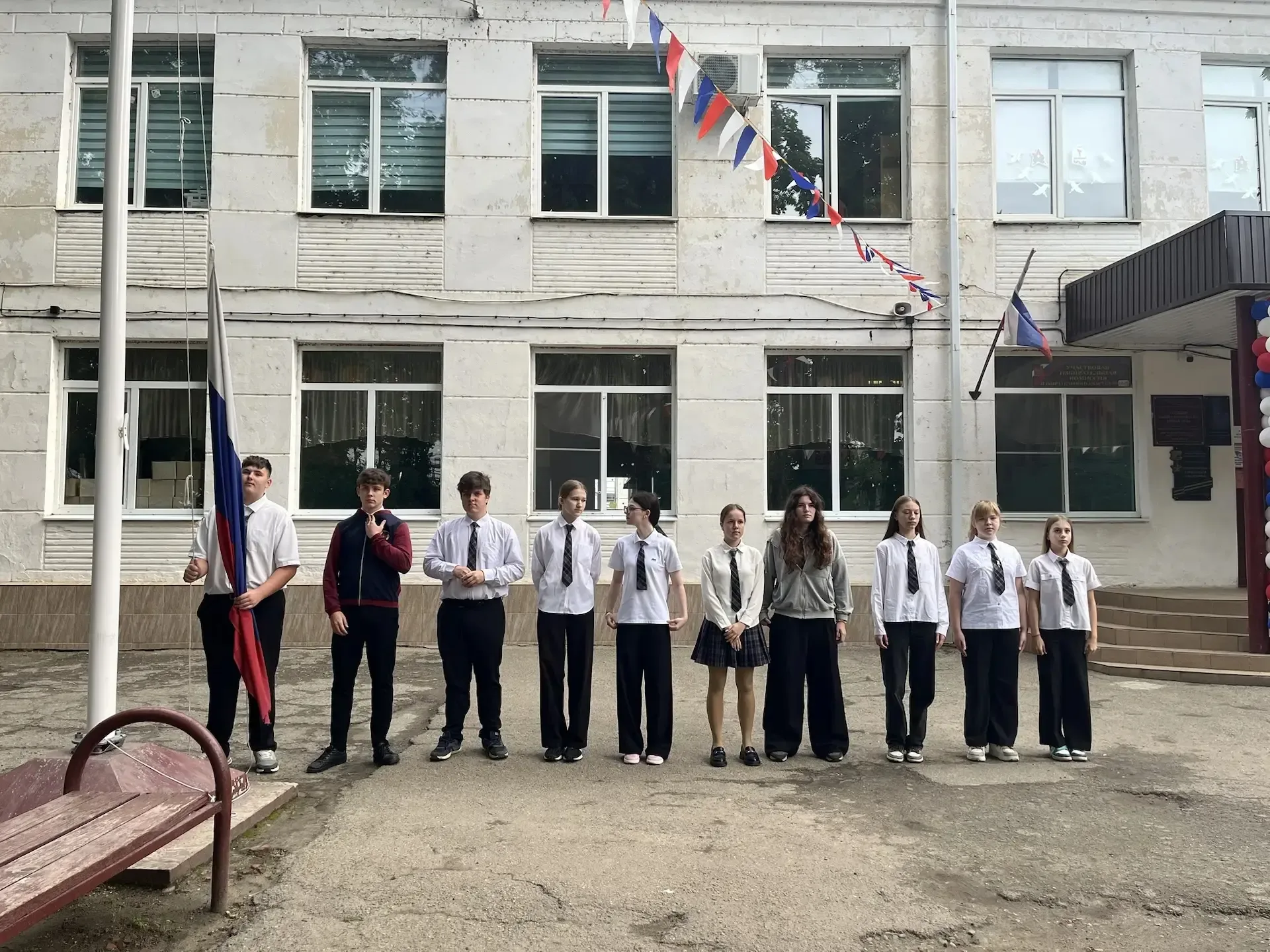 🇷🇺 Флаг вверх: сегодня честь поднять его — у лидеров классов  Утро понедельника в нашей школе начало