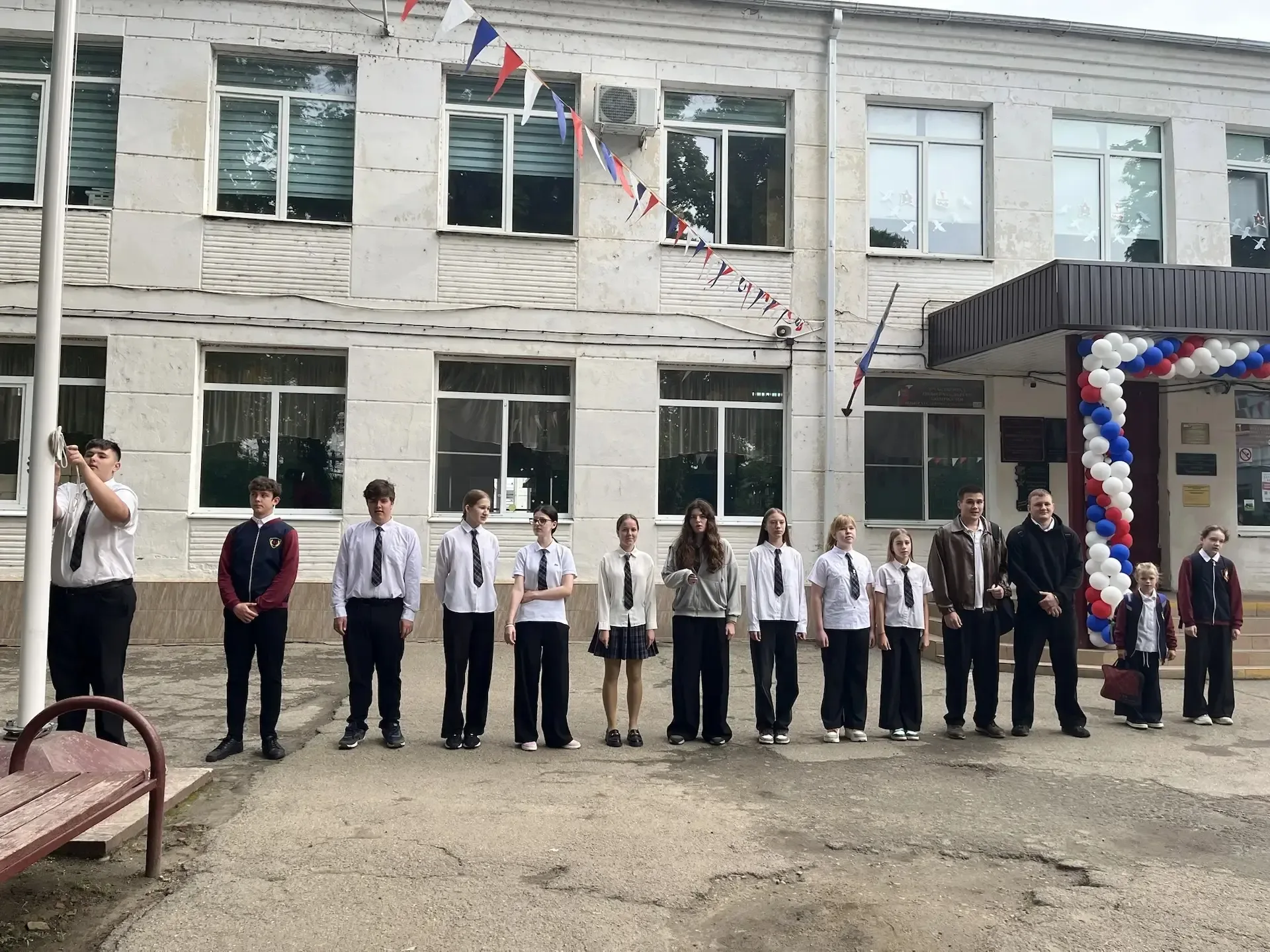 🇷🇺 Флаг вверх: сегодня честь поднять его — у лидеров классов  Утро понедельника в нашей школе начало