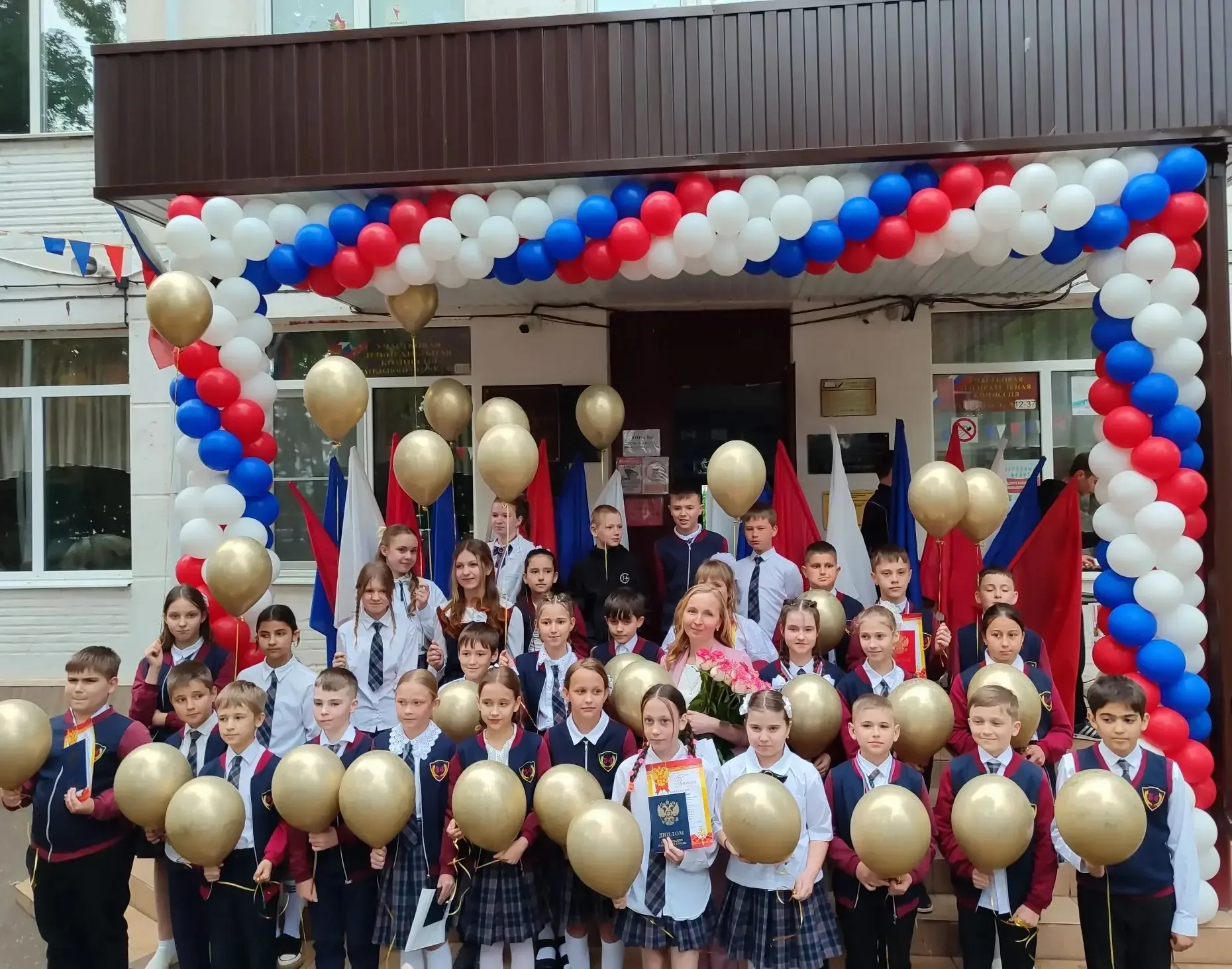 Прощай, начальная школа! 🎓  В эту пятницу у наших четвероклассников прошёл последний звонок. Кульмин