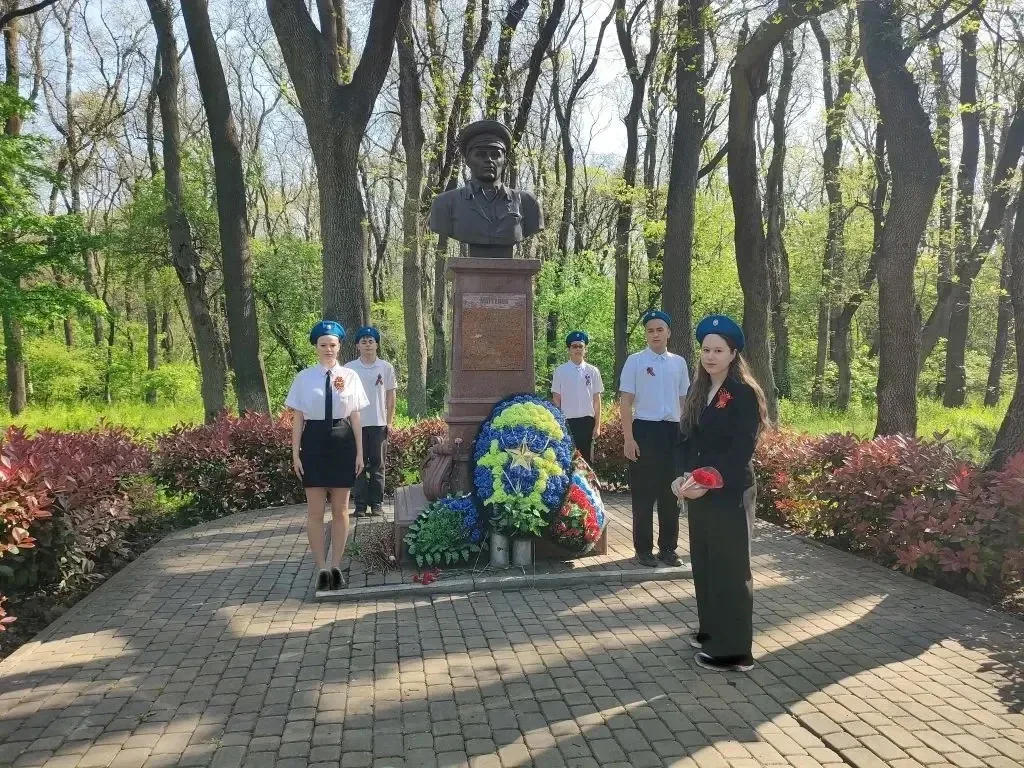 🕯️ В День Победы наши волонтёры Победы заступили на Вахту Памяти у памятника В.Ф.Маргелова.  Сегодня