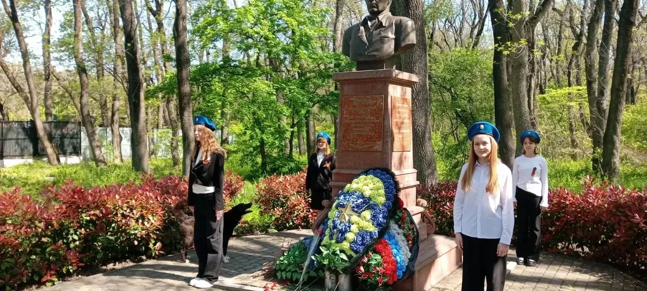 🕯️ В День Победы наши волонтёры Победы заступили на Вахту Памяти у памятника В.Ф.Маргелова.  Сегодня