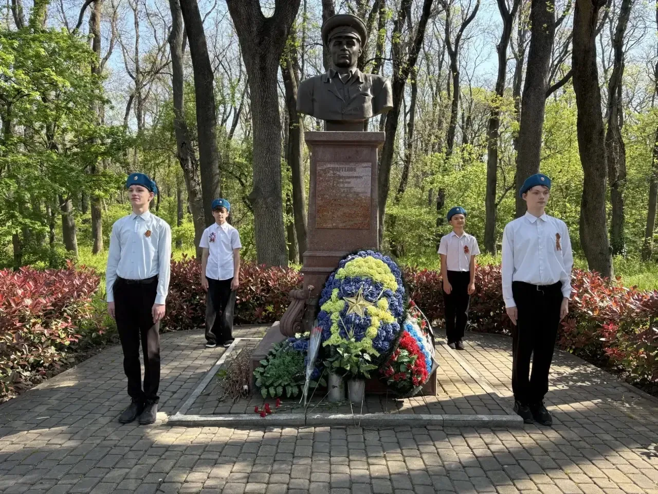 🕯️ В День Победы наши волонтёры Победы заступили на Вахту Памяти у памятника В.Ф.Маргелова.  Сегодня