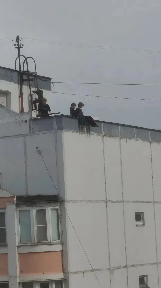14 этаж!  Белякова д. 2 к. 1,2,3 14  вчера вечером произошёл инцидент: с крыши дома корпус 2 дети ск