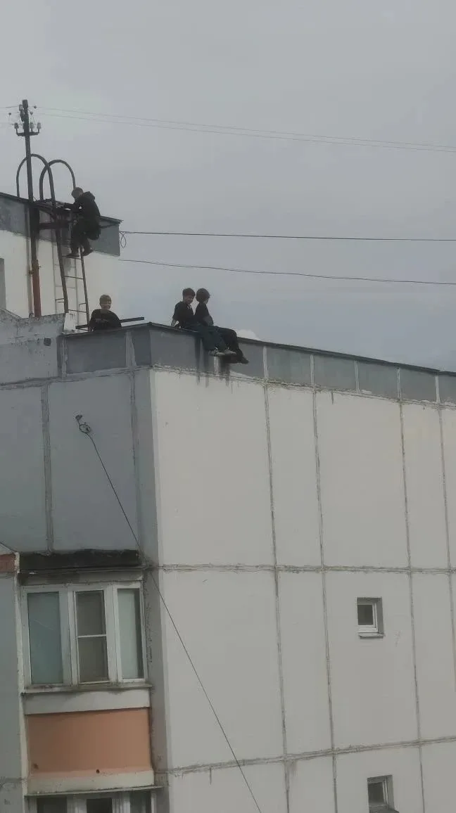 14 этаж!  Белякова д. 2 к. 1,2,3 14  вчера вечером произошёл инцидент: с крыши дома корпус 2 дети ск