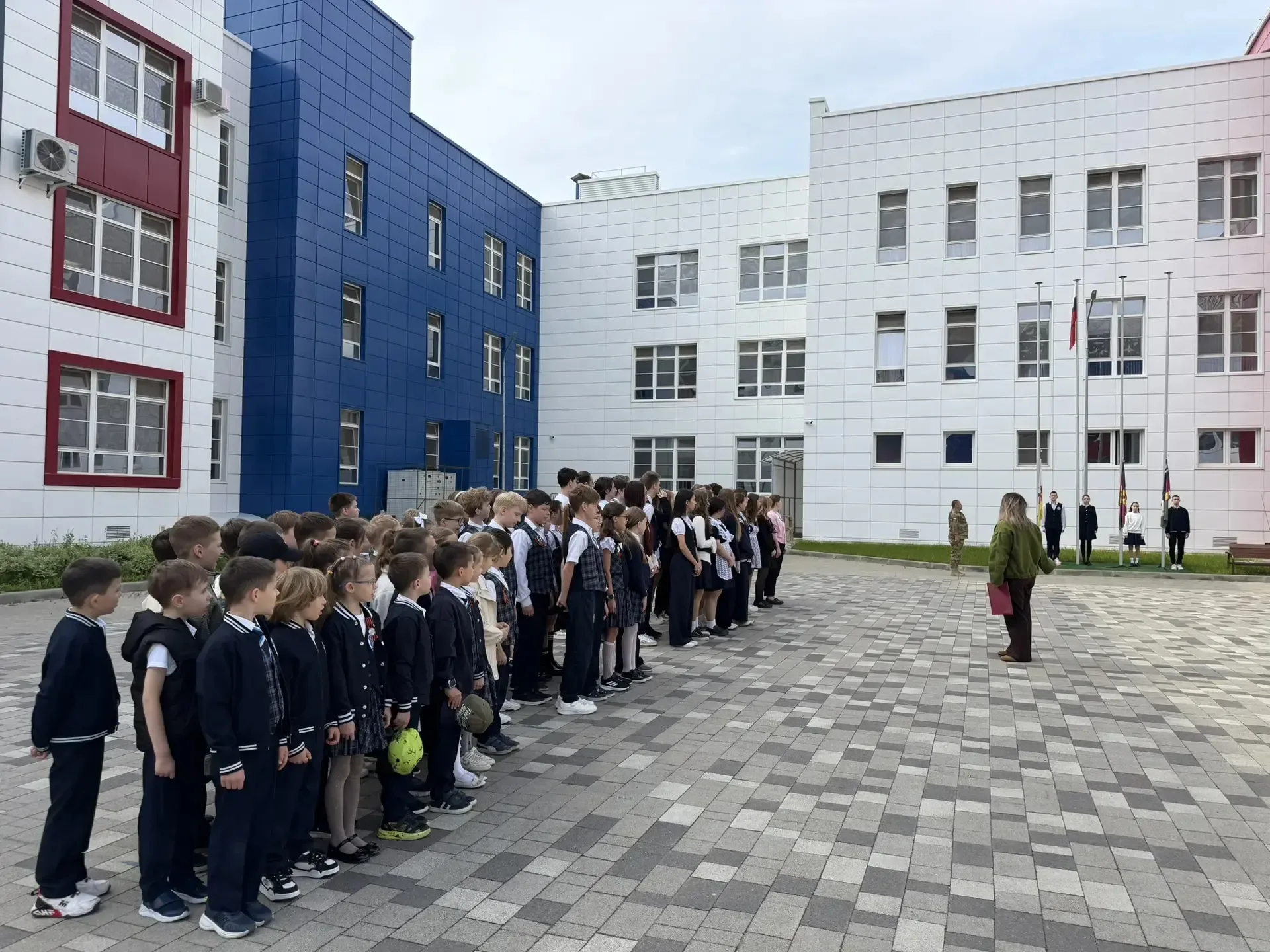 Понедельник — день не тяжёлый, когда он начинается правильно. ☀️  🇷🇺 Поднятие флага на  утренней лин
