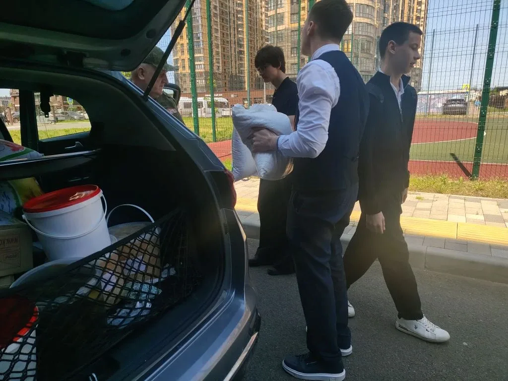Груз добра для отряда «Барс»🤝❤️  🇷🇺 В нашей школе прошла важная акция взаимопомощи. Ученики, родител
