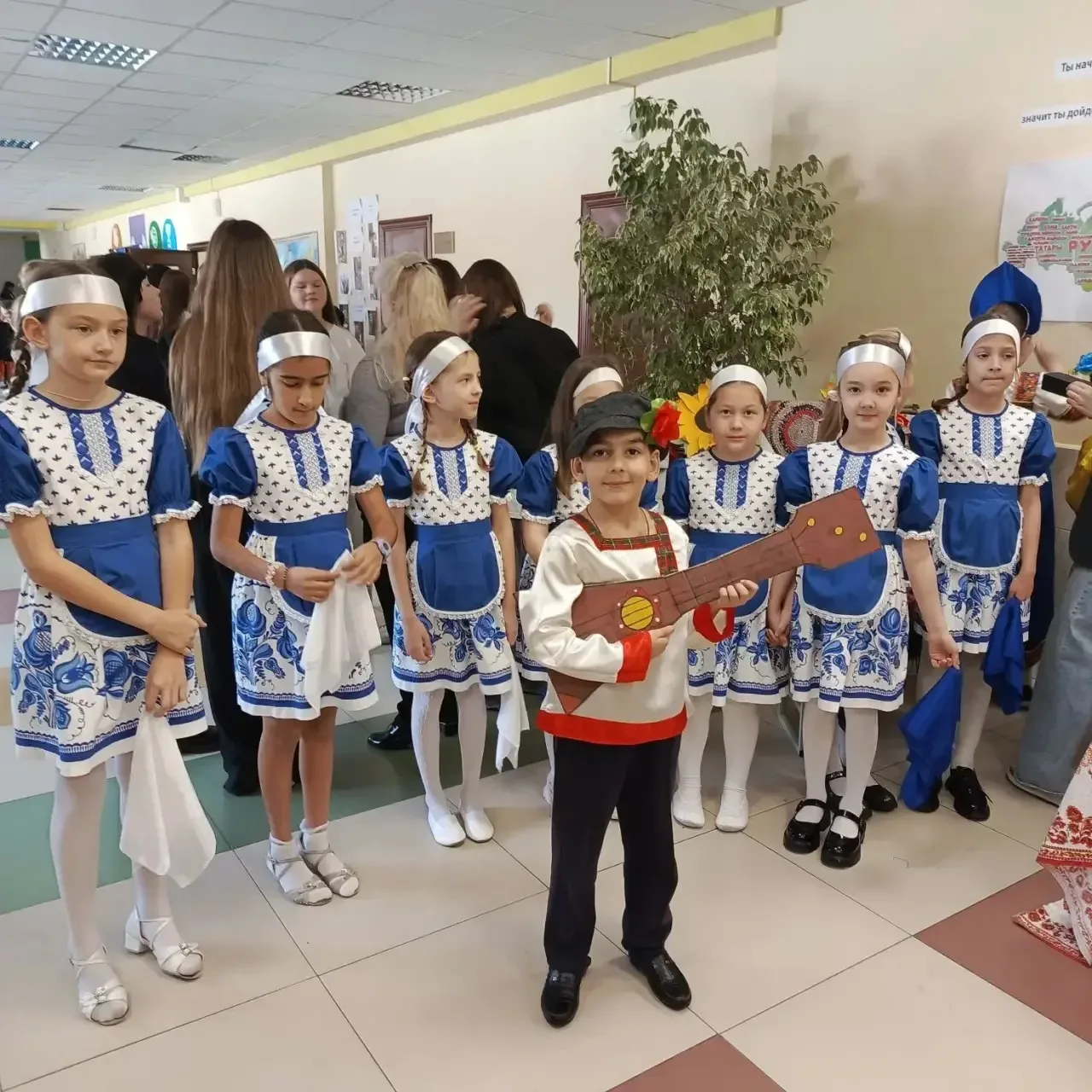 Продолжаем наш репортаж, посвящённый Дню школы и единству народов России. 🇷🇺🎉  2 «Д» класс с народом