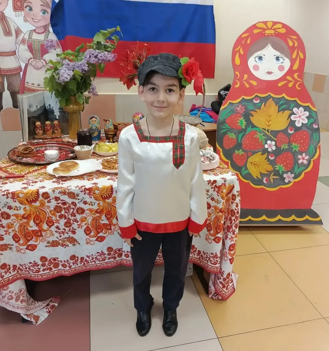 Продолжаем наш репортаж, посвящённый Дню школы и единству народов России. 🇷🇺🎉  2 «Д» класс с народом