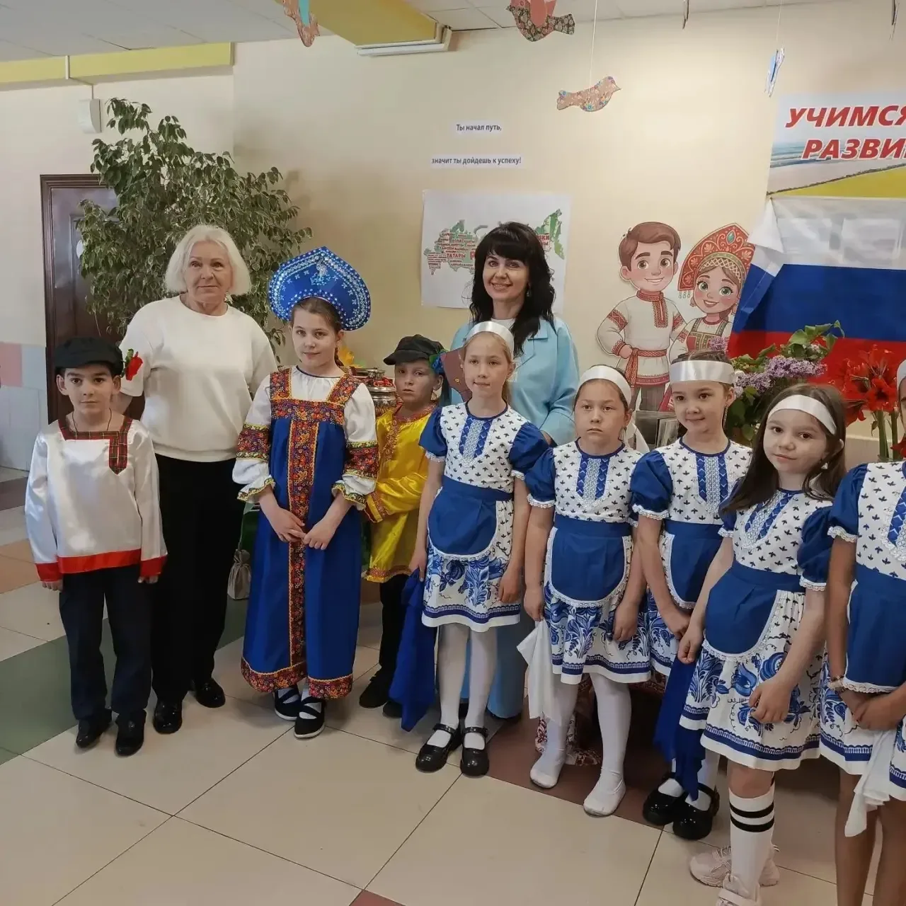 Продолжаем наш репортаж, посвящённый Дню школы и единству народов России. 🇷🇺🎉  2 «Д» класс с народом