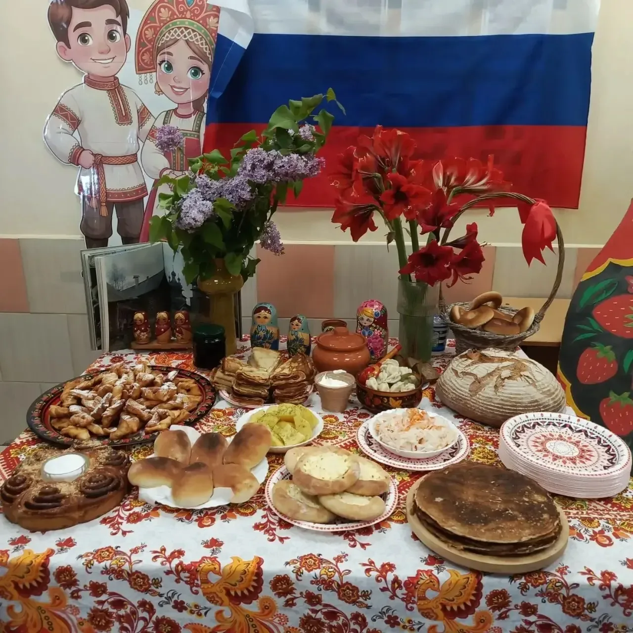 Продолжаем наш репортаж, посвящённый Дню школы и единству народов России. 🇷🇺🎉  2 «Д» класс с народом