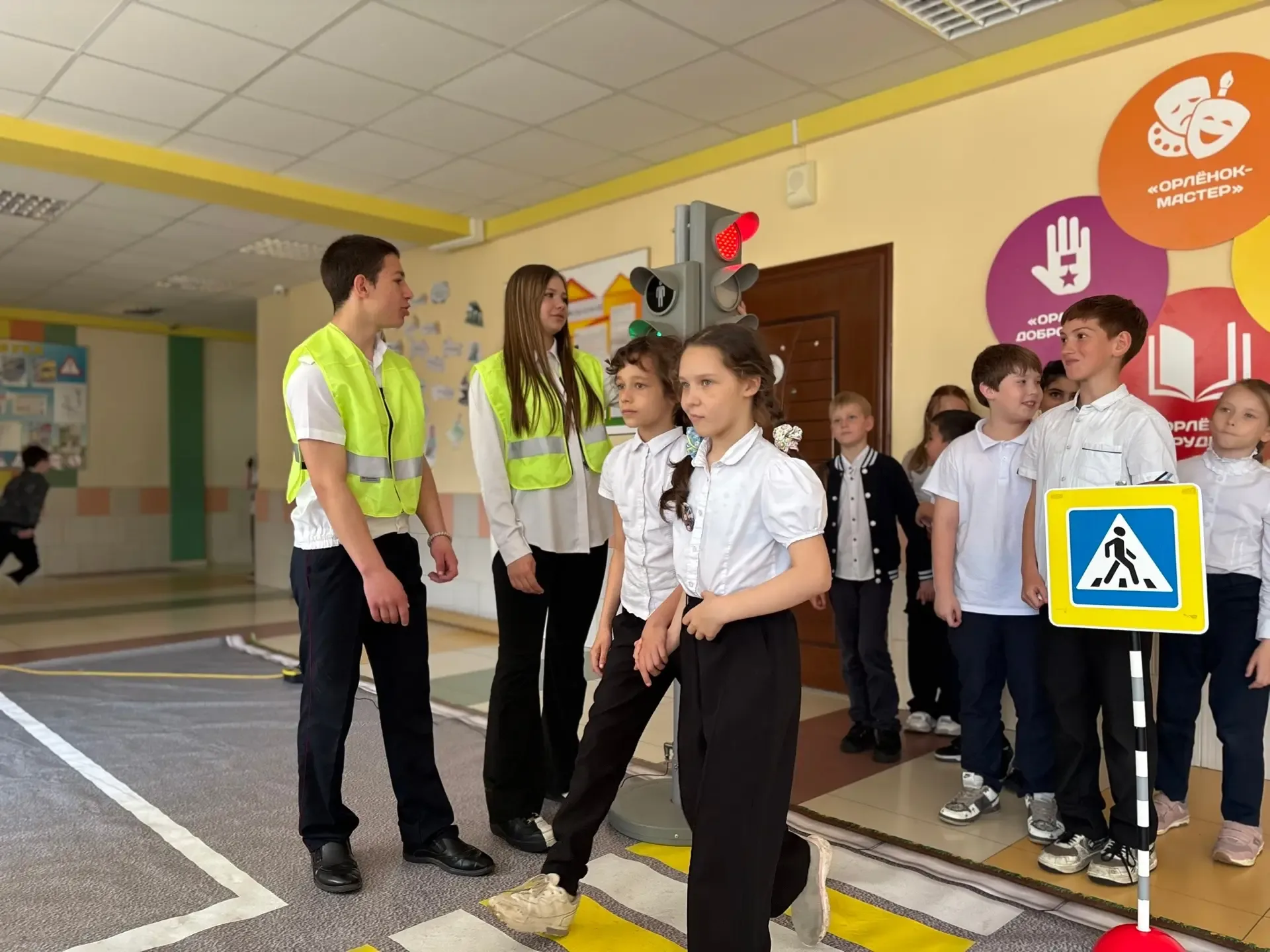 🚦 О важном — в игровой форме  В нашей школе прошло практическое занятие по ПДД для начальной школы. 
