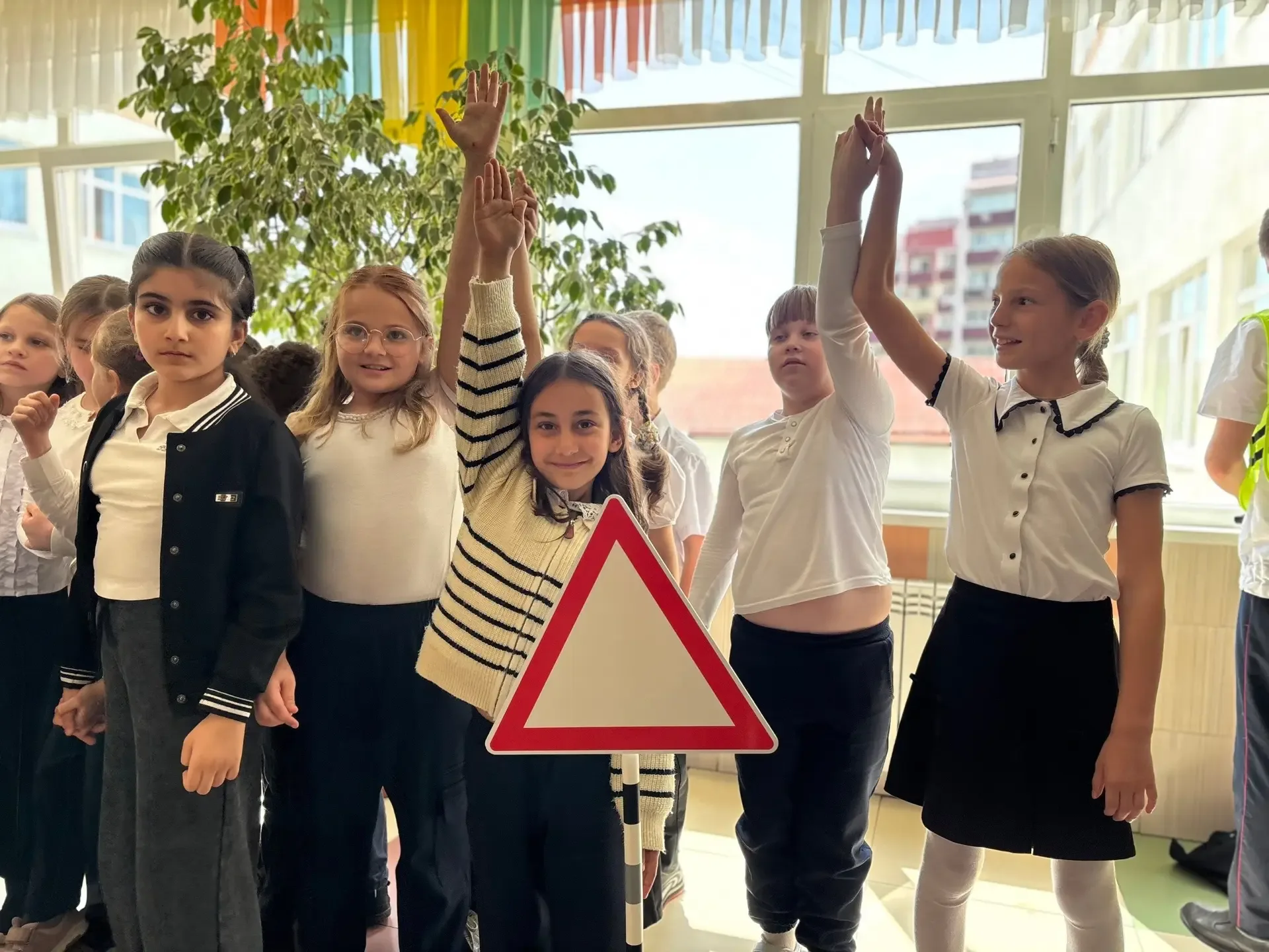🚦 О важном — в игровой форме  В нашей школе прошло практическое занятие по ПДД для начальной школы. 