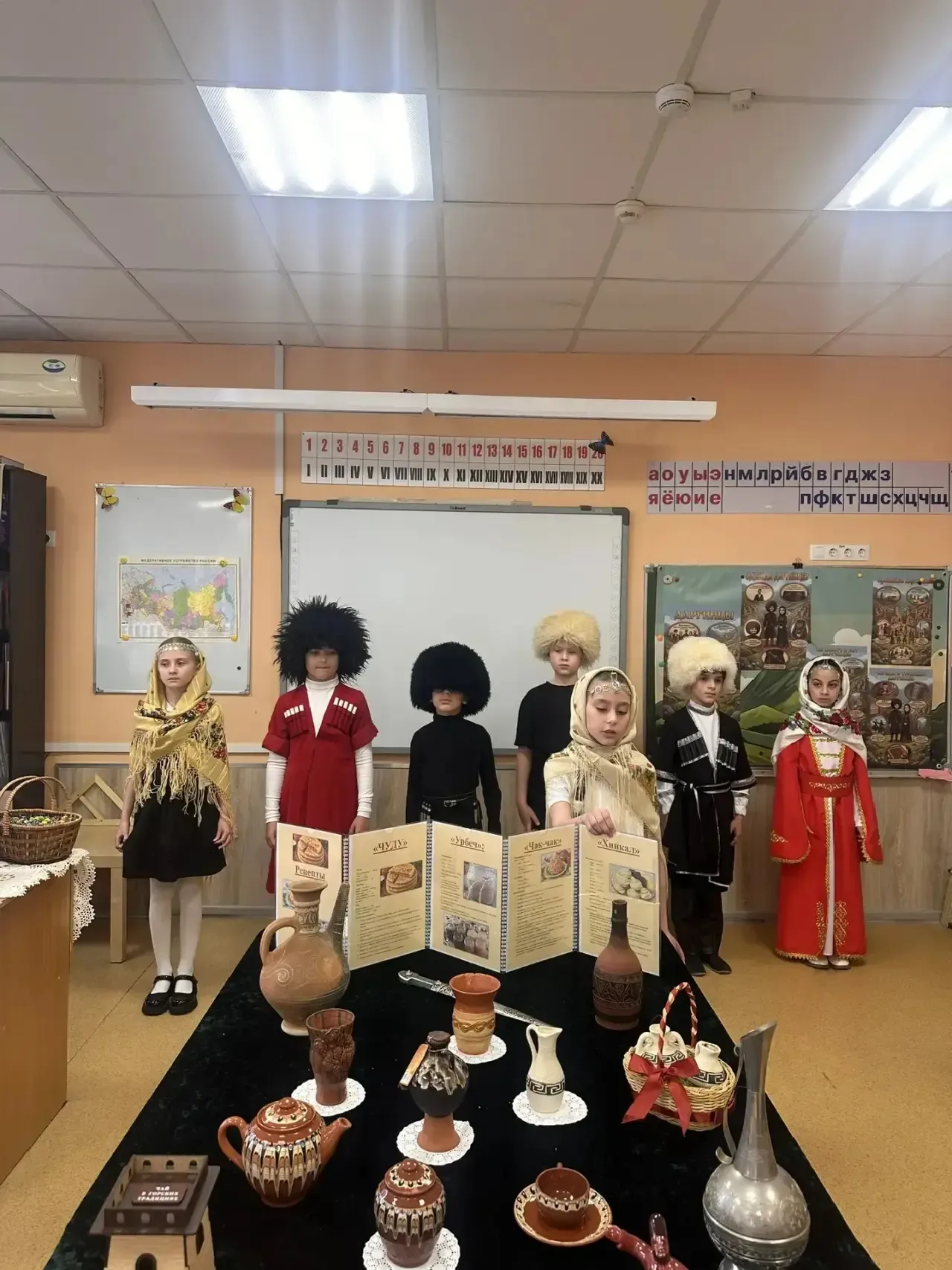Продолжаем наш репортаж, посвящённый Дню школы и единству народов России. 🇷🇺🎉  2 «Б» класс представл