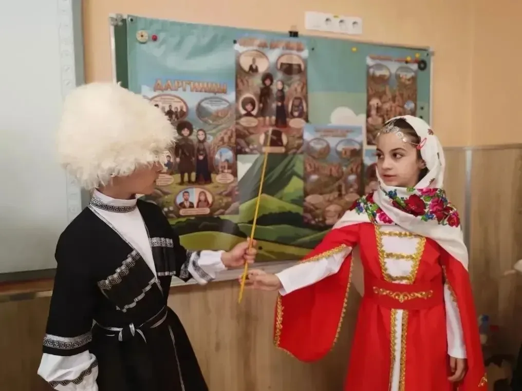 Продолжаем наш репортаж, посвящённый Дню школы и единству народов России. 🇷🇺🎉  2 «Б» класс представл