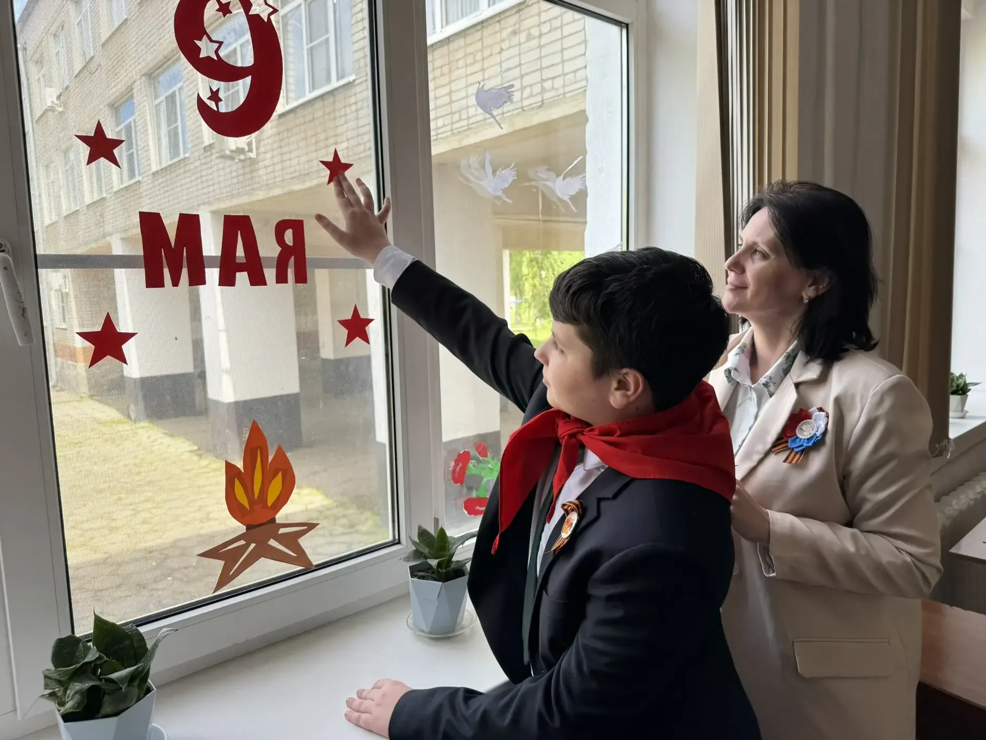 🎉🇷🇺 «Окна Победы» — помним, гордимся, благодарим!  Наши гимназисты вместе с педагогами, родителями и