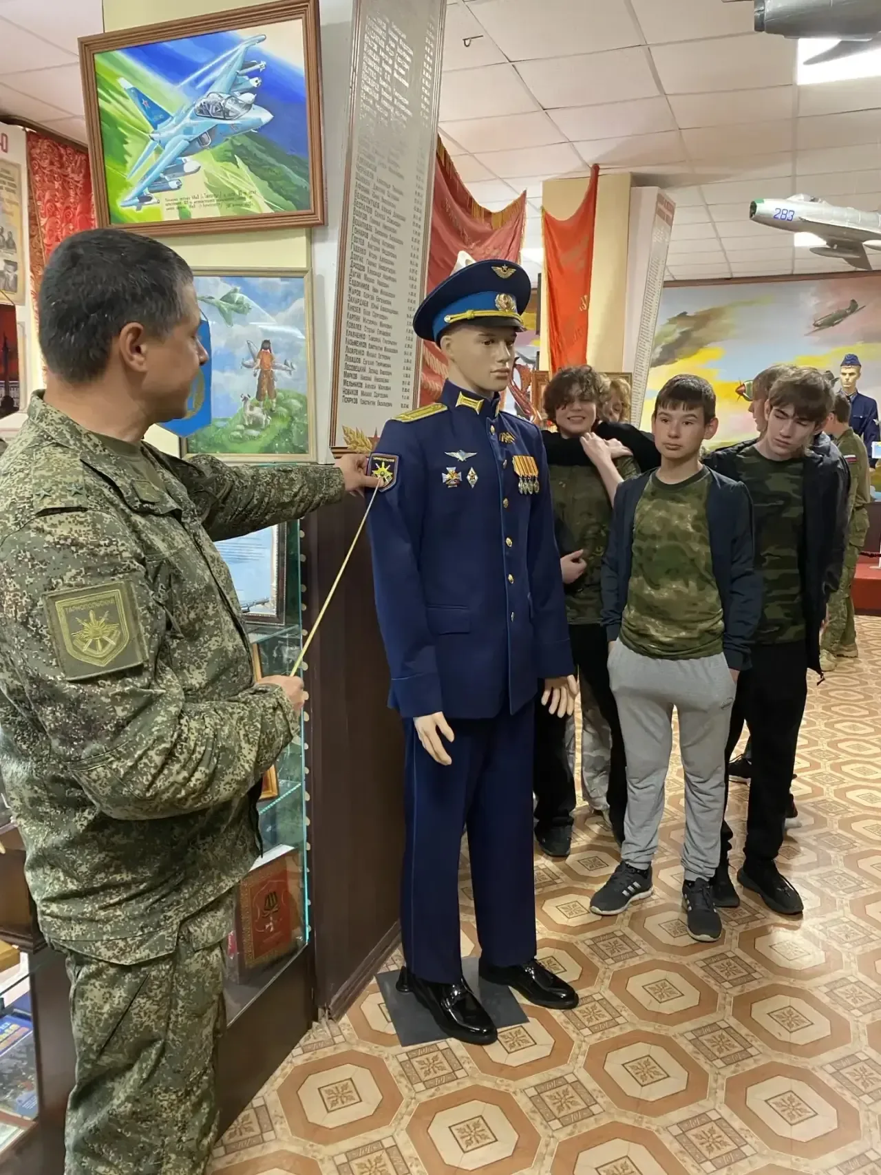 🇷🇺💪🏻 Второй день военных сборов у наших восьмиклассников — и он выдался по-настоящему насыщенным! 🪖 